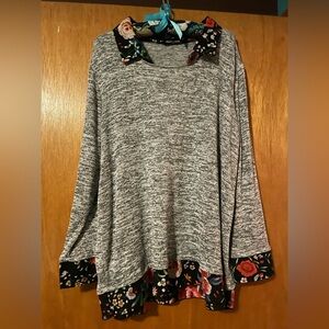 Gray Floral Trim Women's Top 🥀